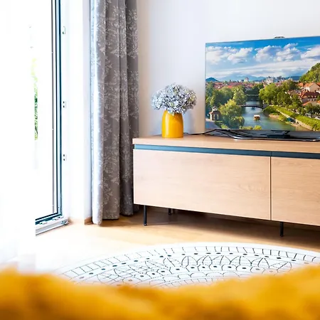 Apartman Masarykova - Modern 1-bedroom In Center & Free Parking *